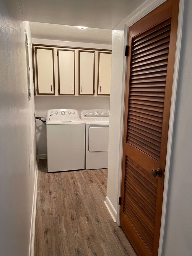 Building Photo - Coleman Place 3-bedroom, 2-bath Condo