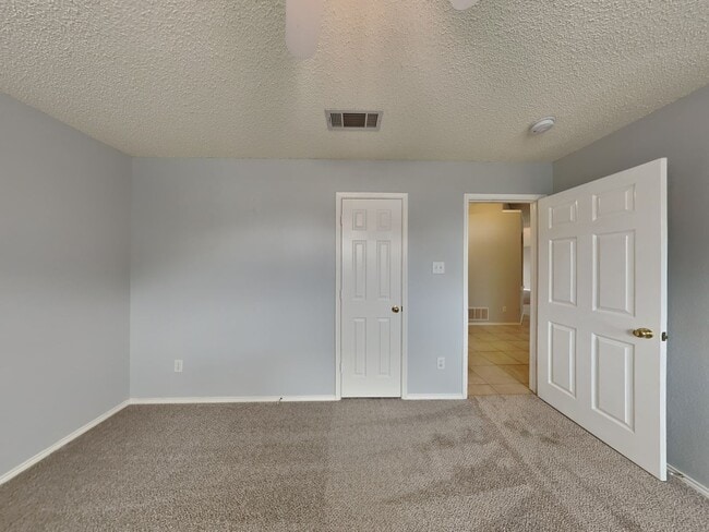 Building Photo - Spacious 3-Bedroom Home with Fireplace & Easy Access to Downtown Fort Worth