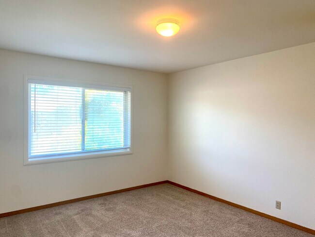 Building Photo - Immaculate 1BR/1BA! Downtown San Anselmo! Parking! Laundry! PROGRESSIVE