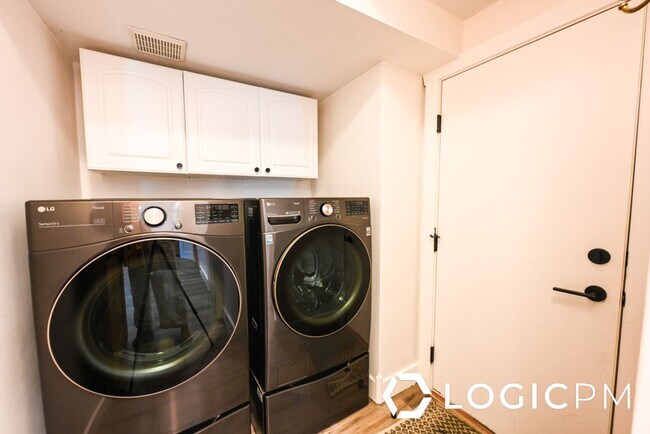 Building Photo - 1034 Lincoln Ln