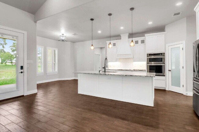 Building Photo - "Charming 4-Bed Oasis with Granite Touches & Cozy Fireplace in Floresville!"