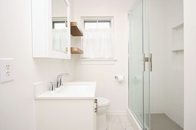 Building Photo - Charming Home With Fenced Yard