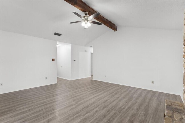 Building Photo - 701 Riverwood Dr