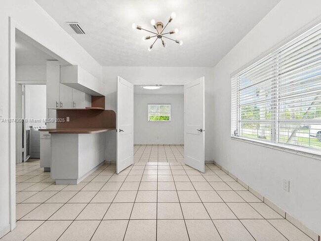 Building Photo - 1515 NE 2nd Ave