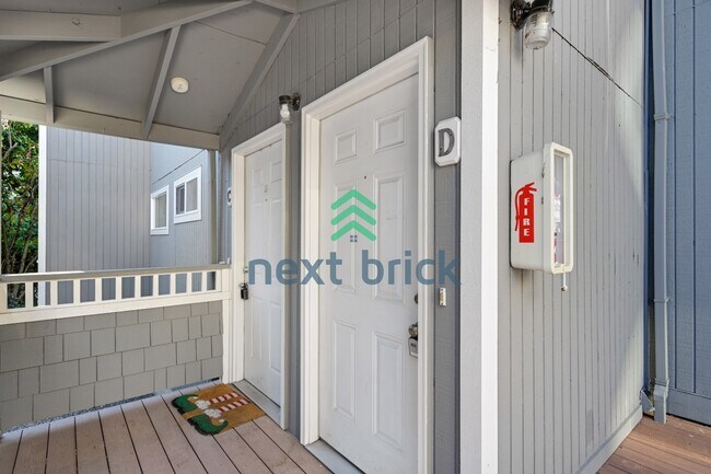 Building Photo - Welcome to this beautifully updated 2-bedroom, 1-bath apartment located in the heart of Queen Anne