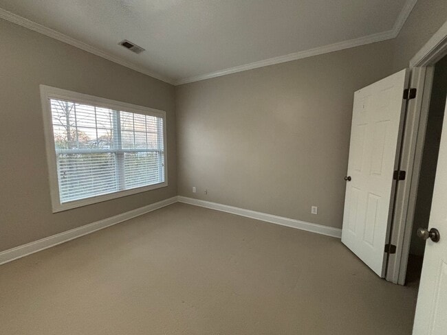 Building Photo - AVAILABLE NOW! End-Unit Townhouse in Pennington Square
