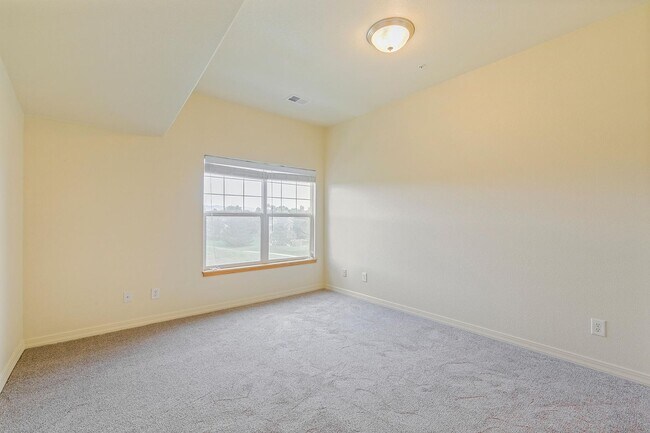 Building Photo - Top-Floor Condo with Unbeatable Mountain Views!