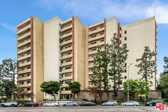 Building Photo - 321 S San Vicente Blvd