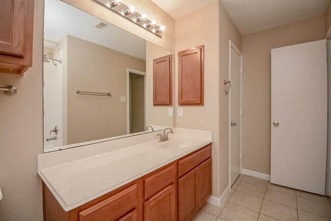 Building Photo - 13242 Skyview Landing Dr
