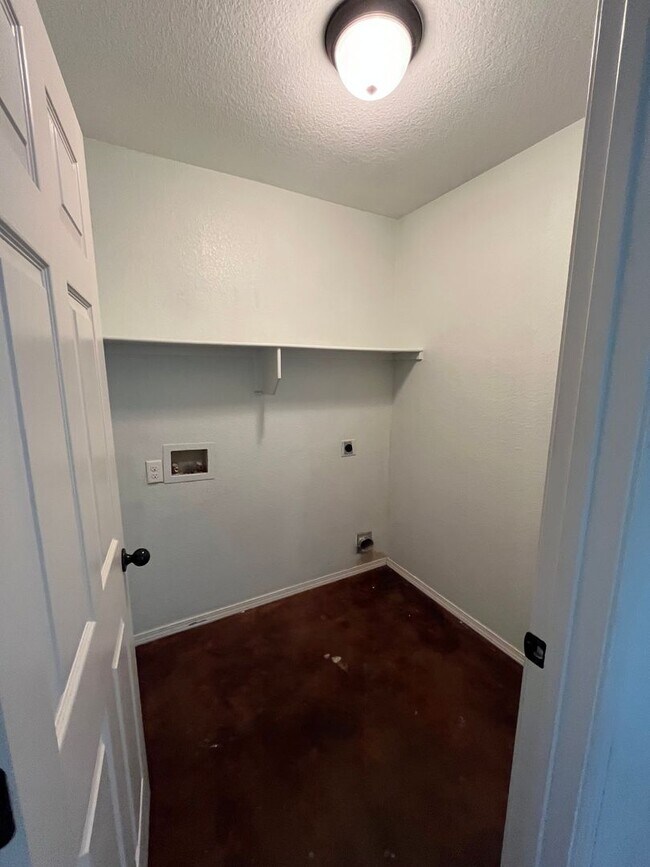 Building Photo - New Listing!