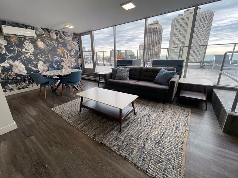 Building Photo - 2555 N Clark St