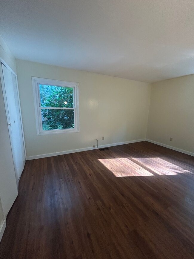 Building Photo - 3 bedroom, 2 bath Ranch House