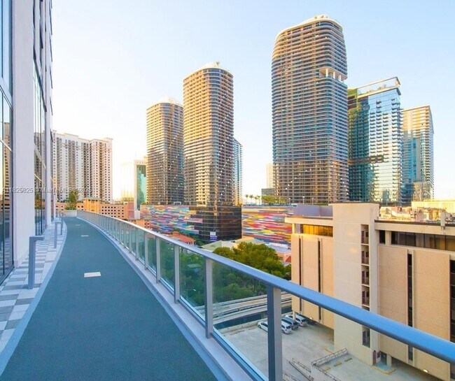 Building Photo - 1010 Brickell Ave