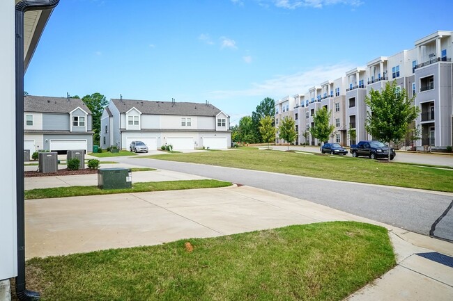 Building Photo - Three Bedroom End Unit Home!