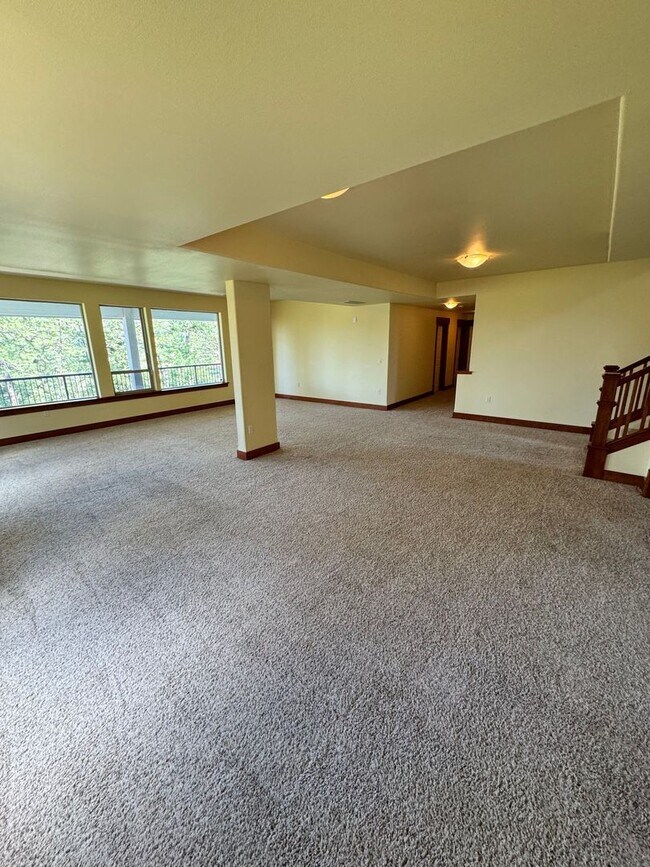 Building Photo - Stunning 4-Bedroom Home with Valley Views ...