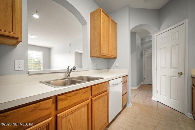 Building Photo - 7990 Baymeadows Cir E