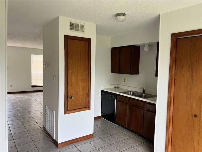 Building Photo - 203 Maryland Dr