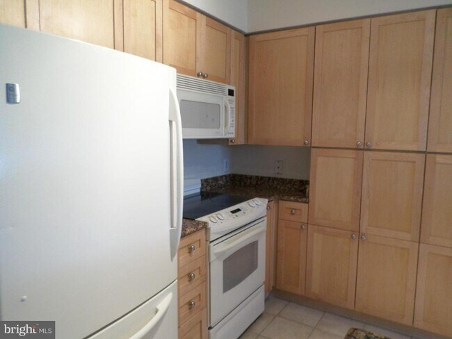 Building Photo - 3101 N Hampton Dr