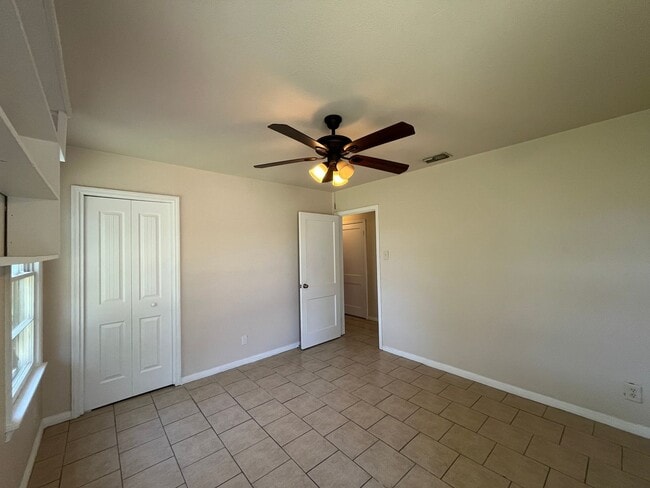 Building Photo - LINDALE PARK WITH EXTRA SQUARE FOOTAGE!!