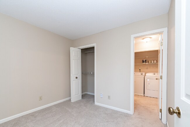 Building Photo - Chic & Cozy Condo in the heart of Raleigh!