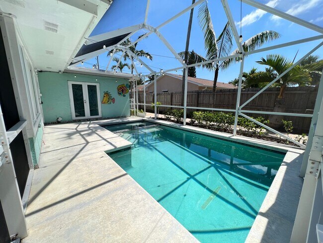 Building Photo - Spacious 3 Bedroom 2 Bath with Pool 2 Blocks from the Beach