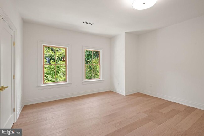 Building Photo - 5022 Cathedral Ave NW