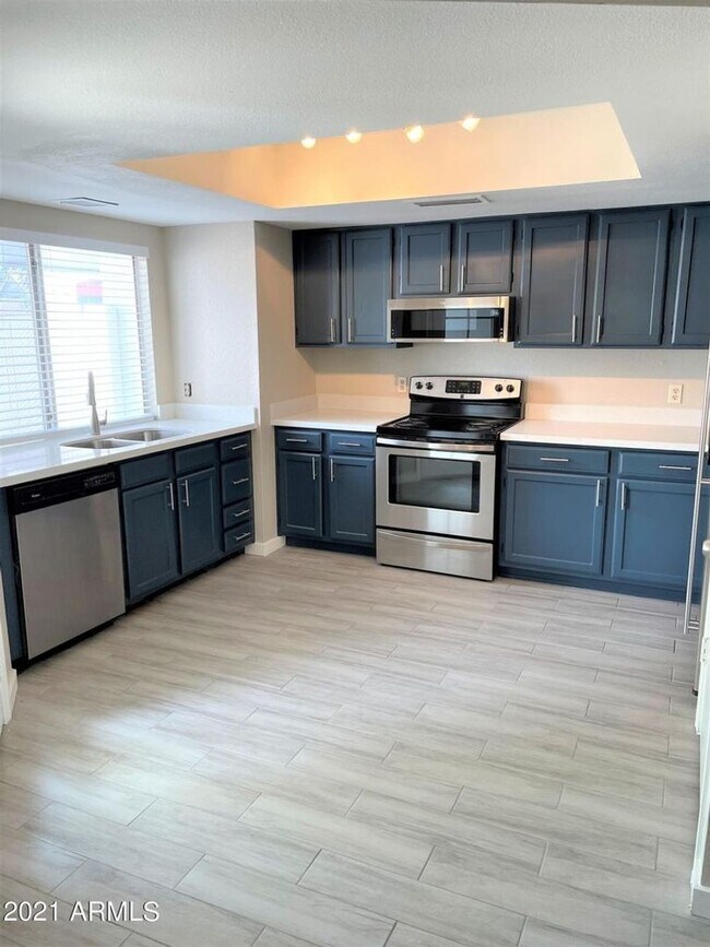Building Photo - Remodeled 2 bed/1.5 bath townhome in the s...
