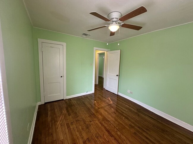 Building Photo - 2-BEDROOM DUPLEX IN MAHNCKE PARK