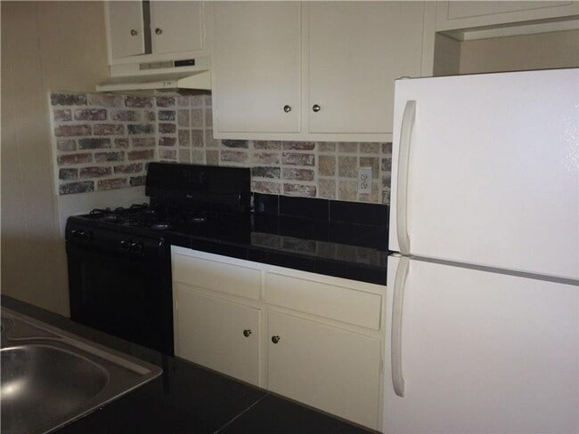 Building Photo - 602 W 51st St #101, Large, fully updated 1 story unit in great location.