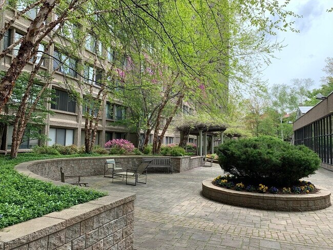 Building Photo - 1731 Beacon St