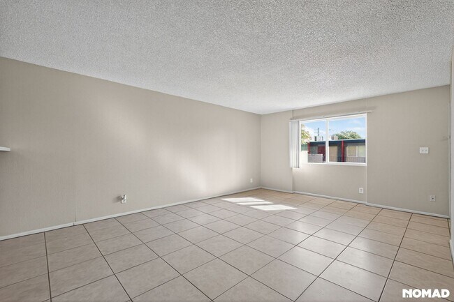 Building Photo - 6502 N 17th Ave