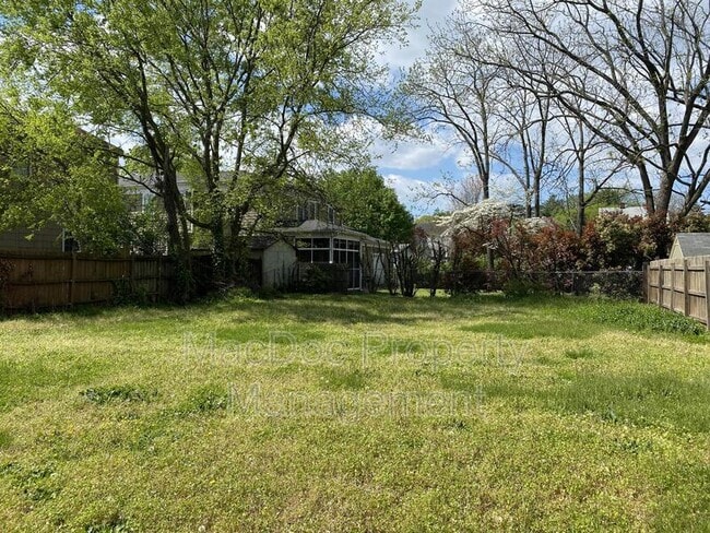 Building Photo - 806 Weedon St