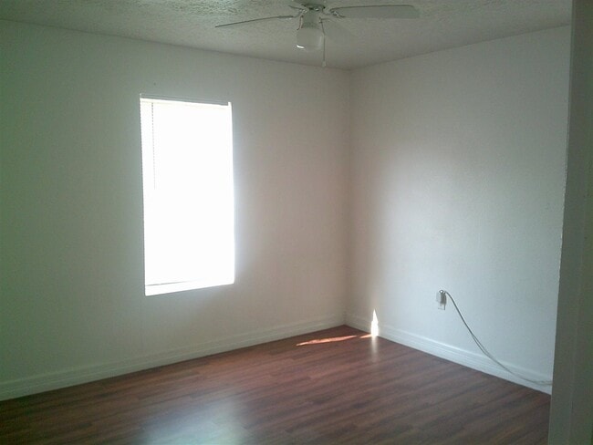 Building Photo - 1161 NW Ozmun Ave