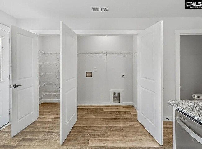 Building Photo - 255 Vanderbilt Rd