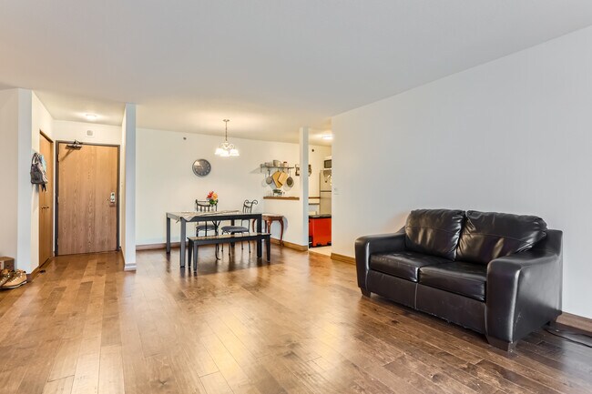 Building Photo - 6500 Woodlake Dr