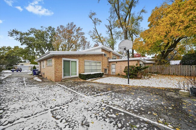 Building Photo - 400 Locust Rd