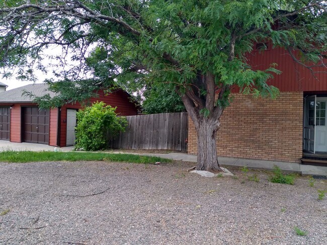 Building Photo - Charming 2 Bedroom 2 Bath w/ Large Yard, 1 Car Garage and Central Air/Heat