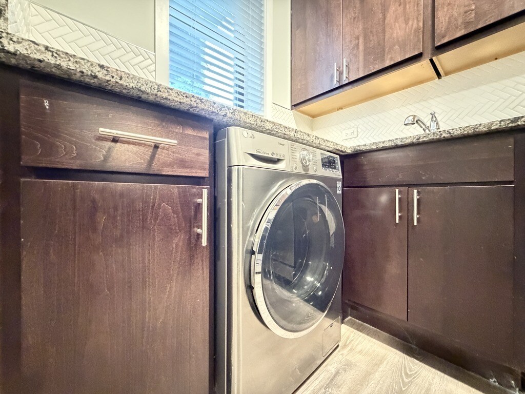 Building Photo - 913 Maple