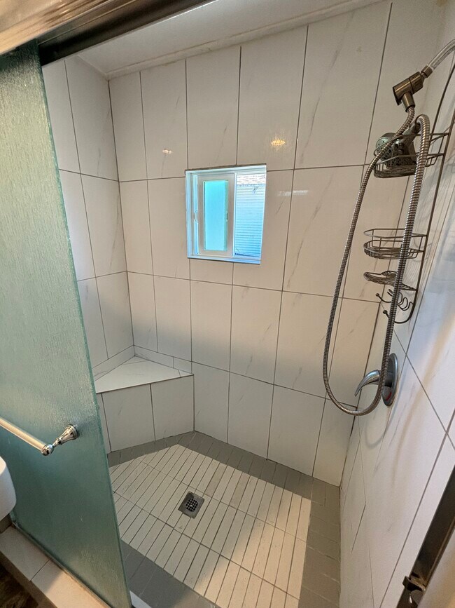 Building Photo - 1851 E 43rd St