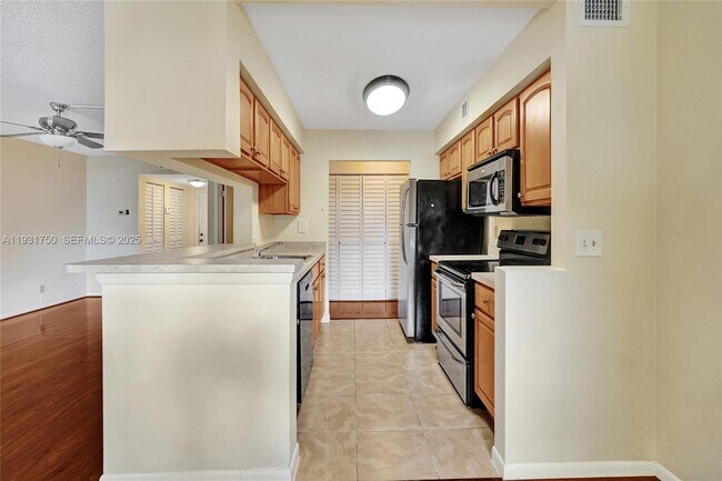 Building Photo - 9833 Westview Dr