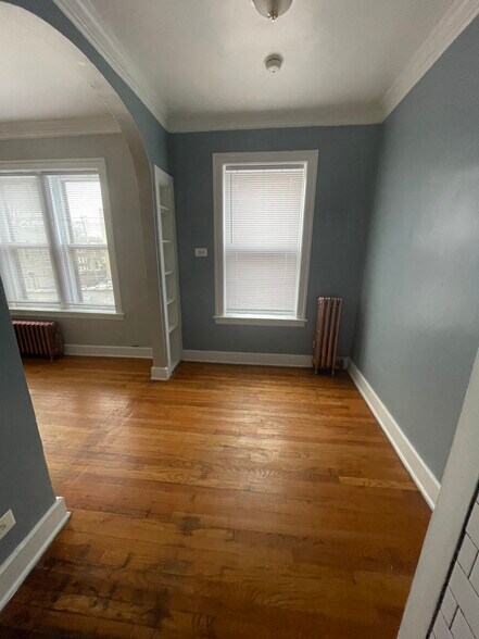 Building Photo - 4588 N Elston Ave