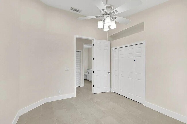 Building Photo - 1255 SW Maplewood Dr