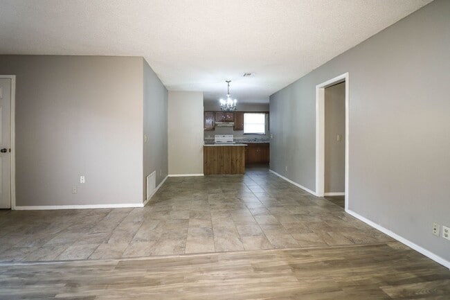 Building Photo - Cozy & Updated