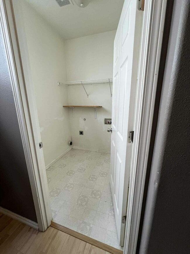 Building Photo - 1532 SE Gerhard Dr