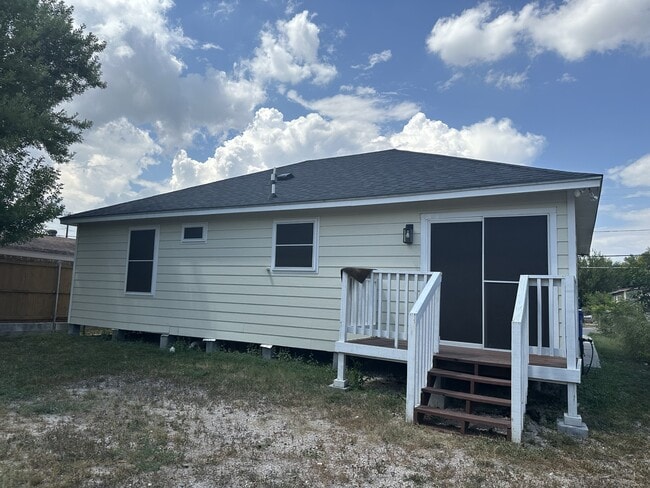 Building Photo - 2213 W Diaz Ave