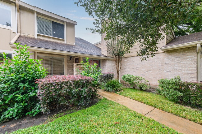 Building Photo - 11643 Village Place Dr