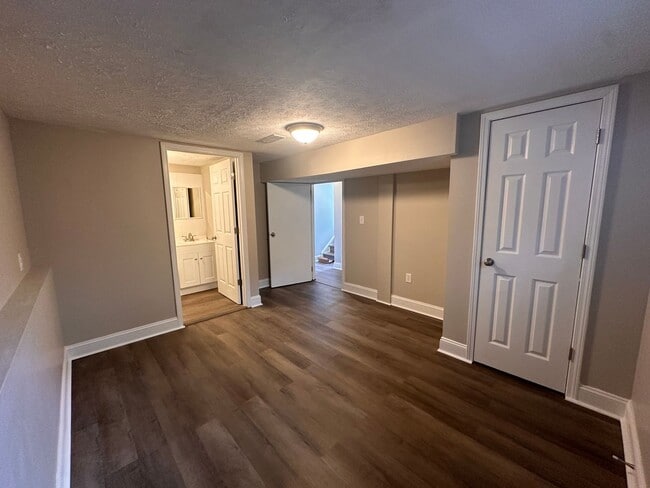 Building Photo - Renovated 5BR/2BA Bi-Level Home with Oversized 2 Car Garage For Rent!