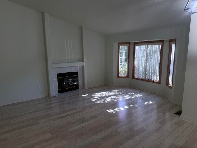 Building Photo - Updated Single Level Home in Highly Sought...