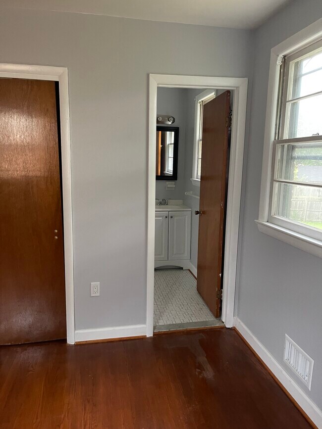 Bedroo - 7116 Buchanan Rd