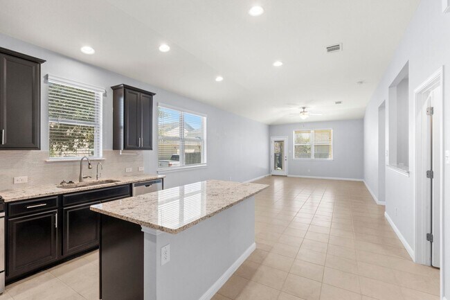 Building Photo - Dripping Springs Charmer